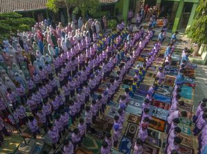 Momen Siswa SD Salat Minta Hujan Momen Siswa SD Salat Minta Hujan
