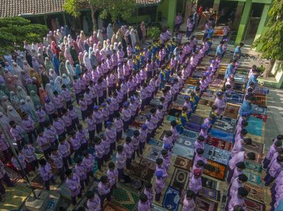 Momen Siswa SD Salat Minta Hujan