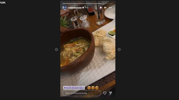Pembalap Pertamina Mandalika Bo Bendsneyder pamer makan soto jelang MotoGP Mandalika 2023.