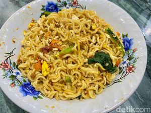 Nyicip Indomie Goreng yang Digoreng Lagi di Warkop Viral Nyicip Indomie Goreng yang Digoreng Lagi di Warkop Viral