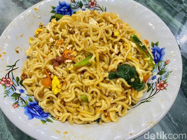 Nyicip Indomie Goreng yang Digoreng Lagi di Warkop Viral