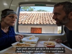 Cicip Makanan di KAI Pertama Kali, Ini Reaksi 5 Orang Asing