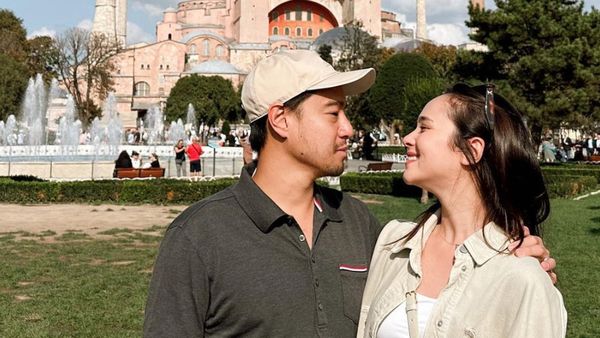 7 Foto Bulan Madu Pamela Bowie, Keliling Inggris dan Istanbul Bareng Suami