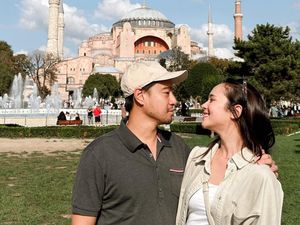 7 Foto Bulan Madu Pamela Bowie, Keliling Inggris dan Istanbul Bareng Suami 7 Foto Bulan Madu Pamela Bowie, Keliling Inggris dan Istanbul Bareng Suami