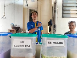 Cerita Pedagang Minuman Laris Manis Saat Jakarta Lagi Panas-panasnya