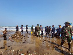 Polisi Bentuk Tim Gabungan, Selidiki Asal Sampah Pesisir Loji