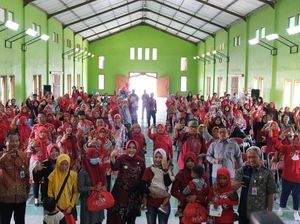 Tekan Stunting, Ratusan Balita-Ibu Hamil di Karanganom Dibantu Sembako