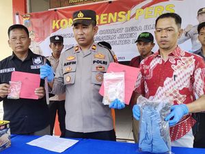 Siang Bolong Pria Asal Jepara Bobol Rumah di Blora Gasak Emas 200 Gram Siang Bolong Pria Asal Jepara Bobol Rumah di Blora Gasak Emas 200 Gram