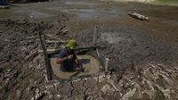 Perjuangan Warga Brasil Menggali Sungai Kering untuk Dapatkan Air