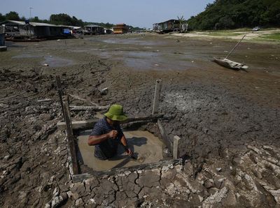 Perjuangan Warga Brasil Menggali Sungai Kering untuk Dapatkan Air