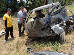 Pikap Muat Pipa Ringsek Tertabrak KA Singasari di Blitar