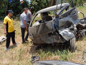 Pikap Muat Pipa Ringsek Tertabrak KA Singasari di Blitar Pikap Muat Pipa Ringsek Tertabrak KA Singasari di Blitar
