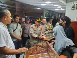 Polsek Sebar Hotline 110 di Pasar Tebet, Imbau Pedagang Hati-hati