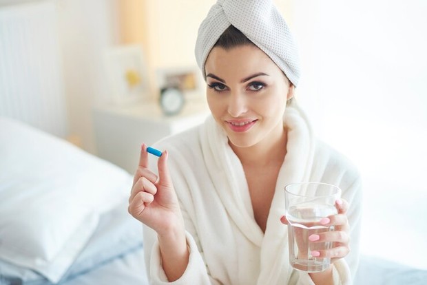 Potret ilustrasi minum kolagen/ Foto: freepik.com Potret ilustrasi minum kolagen