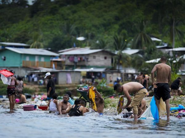 Potret Migran Manfaatkan Sungai di Panama untuk Mandi-Cuci Baju
