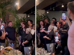 Rezeki! Pelayan Restoran Ini Dapat Tip Seharga Mobil Bekas