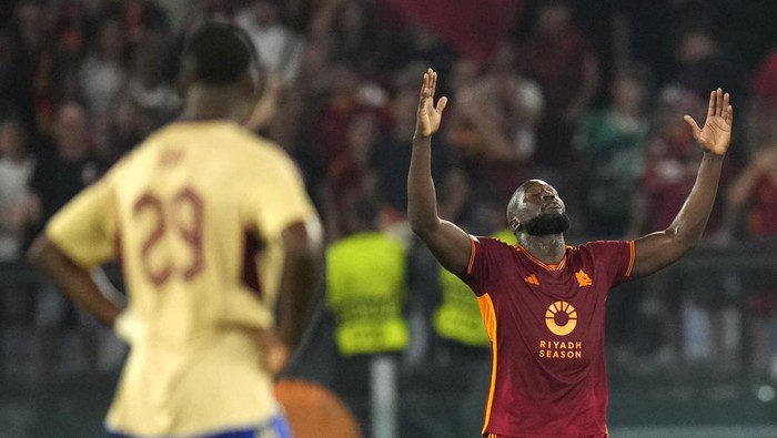 Romas Romelu Lukaku, center, celebrates after scoring the opening goal during the Europa League soccer match between Roma and Servette at Romes Olympic stadium, Thursday, Oct.5, 2023. (AP Photo/Alessandra Tarantino)