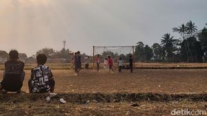 Keseruan Bocah KBB Main Bola di Lahan Sawah Mengering