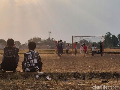 Keseruan Bocah KBB Main Bola di Lahan Sawah Mengering