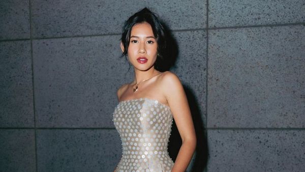 7 Gaya Shenina Cinnamon Bergaun Transparan di Red Carpet Busan Film Festival