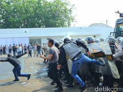 Polres Karawang Unjuk Kekuatan di Simulasi Kondisi Darurat Pemilu 2024