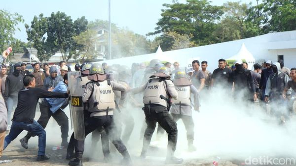 Simulasi Polisi Karawang Cegah Kerusuhan di Pemilu 2024