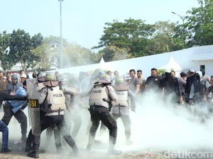 Simulasi Polisi Karawang Cegah Kerusuhan di Pemilu 2024