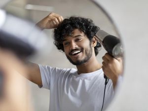 12 Potongan Rambut Ikal Pria yang Stylish dan Modern 12 Potongan Rambut Ikal Pria yang Stylish dan Modern