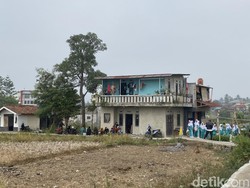 Jasad Dini Diduga Korban Penganiayaan Anak Anggota DPR Tiba di Sukabumi