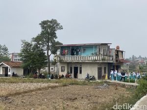 Jasad Dini Diduga Korban Penganiayaan Anak Anggota DPR Tiba di Sukabumi Jasad Dini Diduga Korban Penganiayaan Anak Anggota DPR Tiba di Sukabumi