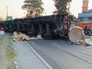 Kronologi Truk Tronton Muat Kertas Tabrak Truk di Purwodadi Pasuruan