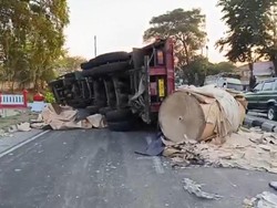 Truk Terguling hingga Tutup Jalan di Purwodadi, Lalin Surabaya-Malang Macet