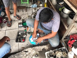 Cerita Tukang Servis Kipas dan AC Kebanjiran Order Saat Cuaca Panas Terik