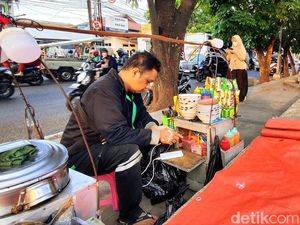 Cerita Ujang Tukang Cuanki, Berkawan Malam Menyambung Kehidupan