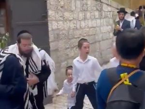 Heboh Umat Kristen Diludahi Sekumpulan Warga Yahudi saat di Yerusalem