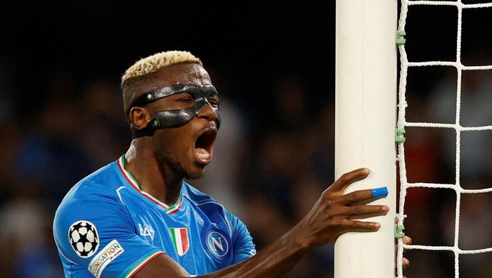 Soccer Football - Champions League - Group C - Napoli v Real Madrid - Stadio Diego Armando Maradona, Naples, Italy - October 3, 2023 Napolis Victor Osimhen reacts after he misses a chance to score REUTERS/Ciro De Luca     TPX IMAGES OF THE DAY