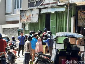 Elpiji 3 Kg Langka, Warga di Makassar Rela Antre 3 Jam demi Beli 1 Tabung Elpiji 3 Kg Langka, Warga di Makassar Rela Antre 3 Jam demi Beli 1 Tabung