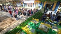 Warga Kediri Rela Antre Panjang Demi Beli Beras Murah