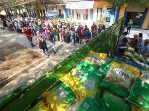 Warga Kediri Rela Antre Panjang Demi Beli Beras Murah