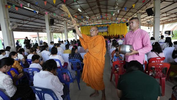 Warga Thailand Berdoa Peringati Setahun Penembakan di Penitipan Anak