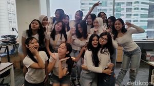 Aksi 100 Siswi Cantik di Markas RRQ