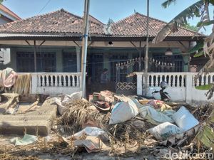 Warga Sumenep yang Rumahnya Diserang Api Misterius Keluarkan Semua Perabot