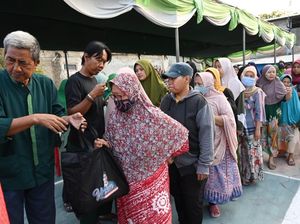 Relawan Sandiaga Uno Gelar Bazar Sembako Murah untuk Warga Bekasi