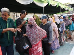 Relawan Sandiaga Uno Gelar Bazar Sembako Murah untuk Warga Bekasi