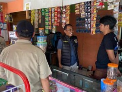 Bea Cukai Sasar Toko Kelontong di Palopo Razia Peredaran Rokok Ilegal
