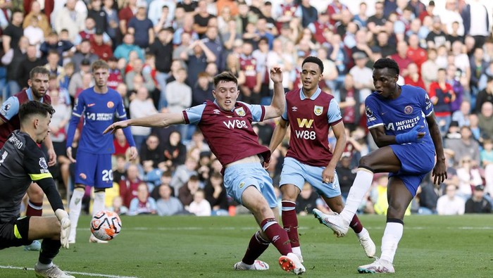Chelseas Nicolas Jackson, right, scores his sides fourth goal of the game, during the English Premier League soccer match between Burnley and Chelsea,  at Turf Moor, in Burnley, England, Saturday, Oct. 7, 2023. (Richard Sellers/PA via AP)