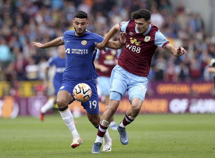 Britain Soccer Premier League Chelsea's Armando Broja, left and Burnley's Ameen Al-Dakhil vie for the ball, during the English Premier League soccer match between Burnley and Chelsea, at Turf Moor, in Burnley, England, Saturday, Oct. 7, 2023. (Barrington Coombs/PA via AP)