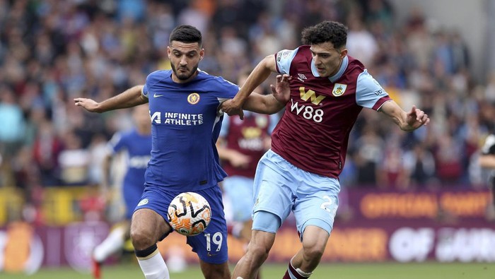 Chelseas Armando Broja, left and Burnleys Ameen Al-Dakhil vie for the ball, during the English Premier League soccer match between Burnley and Chelsea, at Turf Moor, in Burnley, England, Saturday, Oct. 7, 2023. (Barrington Coombs/PA via AP)