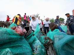 Sungai Watch dan Pemkab Banyuwangi Kumpulkan 36 Ton Sampah di Pantai Tratas