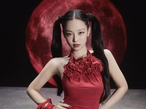 6 Gaya Seksi Jennie BLACKPINK di You & Me, Dandan ala Anime Sailor Moon